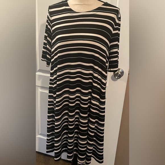 LOFT Dresses & Skirts - LOFT Black striped short sleeve dress. Large. Like new.